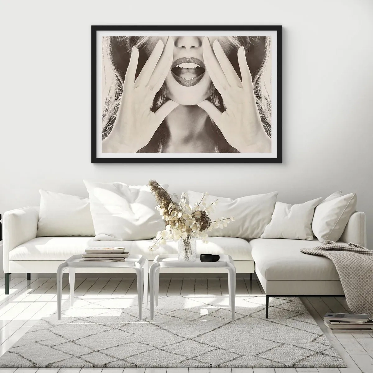 Poster in einem schwarzem Rahmen - Schwarz-Weiß-Porträt einer Frau mit ausdrucksstarken Lippen und Händen - 70x50cm - Ich komme schon! - Moderne Wanddekoration für Wohnzimmer und Schlafzimmer ARTTOR