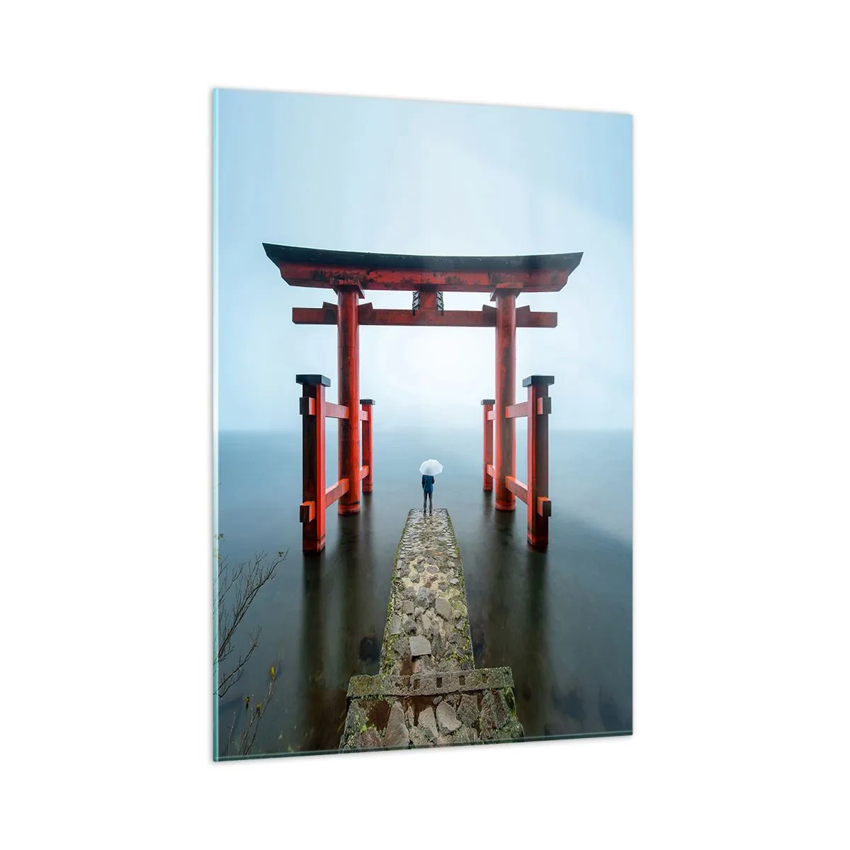 Glasbild - Bild auf glas - Ein rotes Torii über ruhigem Wasser in einer nebligen Umgebung - 50x70cm - Japanische Träumerei - Moderne Wanddekoration für Wohnzimmer und Schlafzimmer ARTTOR