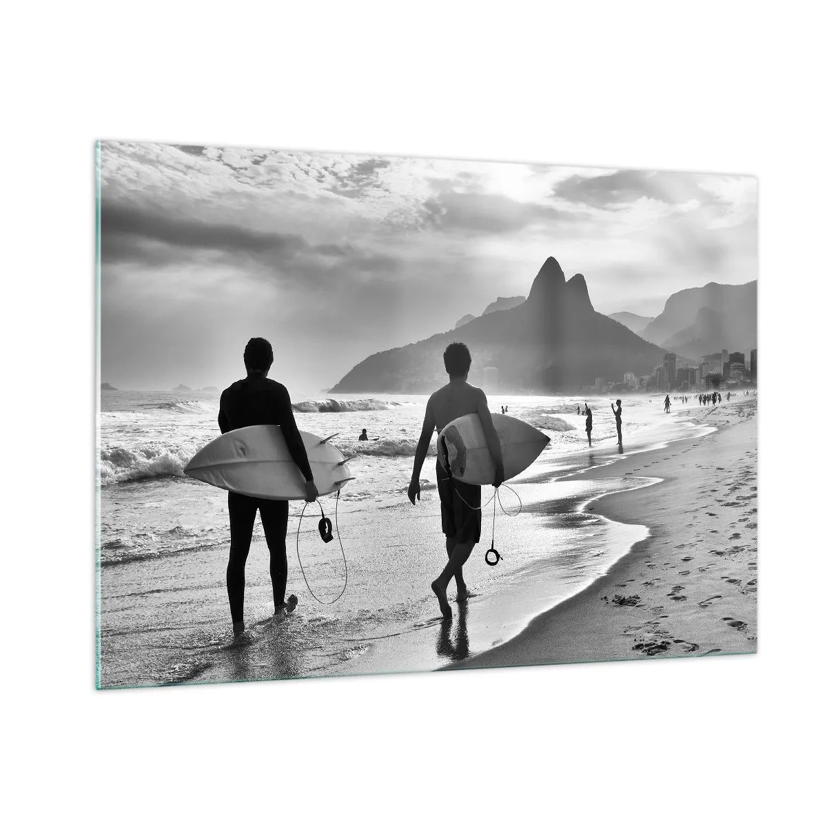 Glasbild - Bild auf glas - Surfer am Strand mit Brettern, Schwarz-Weiß-Komposition - 100x70cm - Single-Wave-Samba - Moderne Wanddekoration für Wohnzimmer und Schlafzimmer ARTTOR