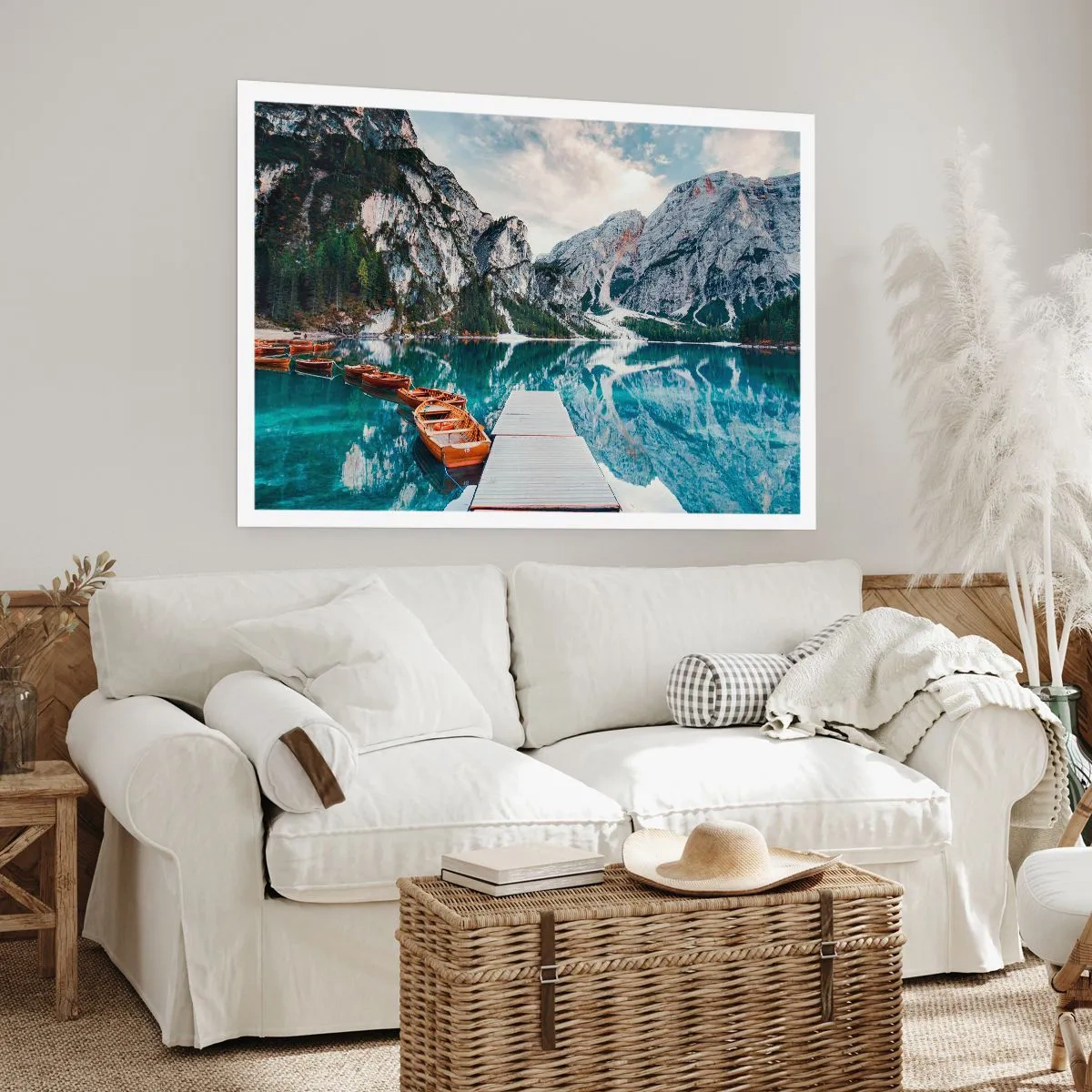 Poster - Ein See mit Booten, umgeben von Bergen - 100x70cm - Wir zeigen Ihnen Schönheit - Moderne Wanddekoration für Wohnzimmer und Schlafzimmer ARTTOR