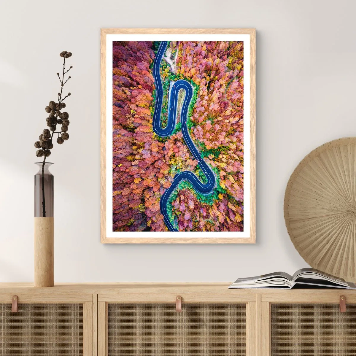 Poster in einem Rahmen aus heller Eiche - Kurvenreicher Weg durch den Wald - 30x40 cm