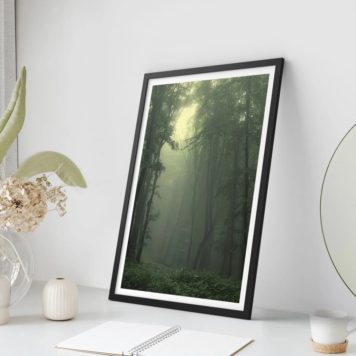 Poster in einem schwarzem Rahmen - Neblige Bäume in einem grünen Wald - 50x70cm - Bevor er aufwacht - Moderne Wanddekoration für Wohnzimmer und Schlafzimmer ARTTOR