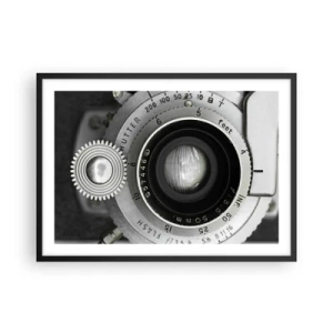 Poster in einem schwarzem Rahmen - Das Objektiv einer alten Kamera - 70x50cm - Eine Story über Hollywood - Moderne Wanddekoration für Wohnzimmer und Schlafzimmer ARTTOR