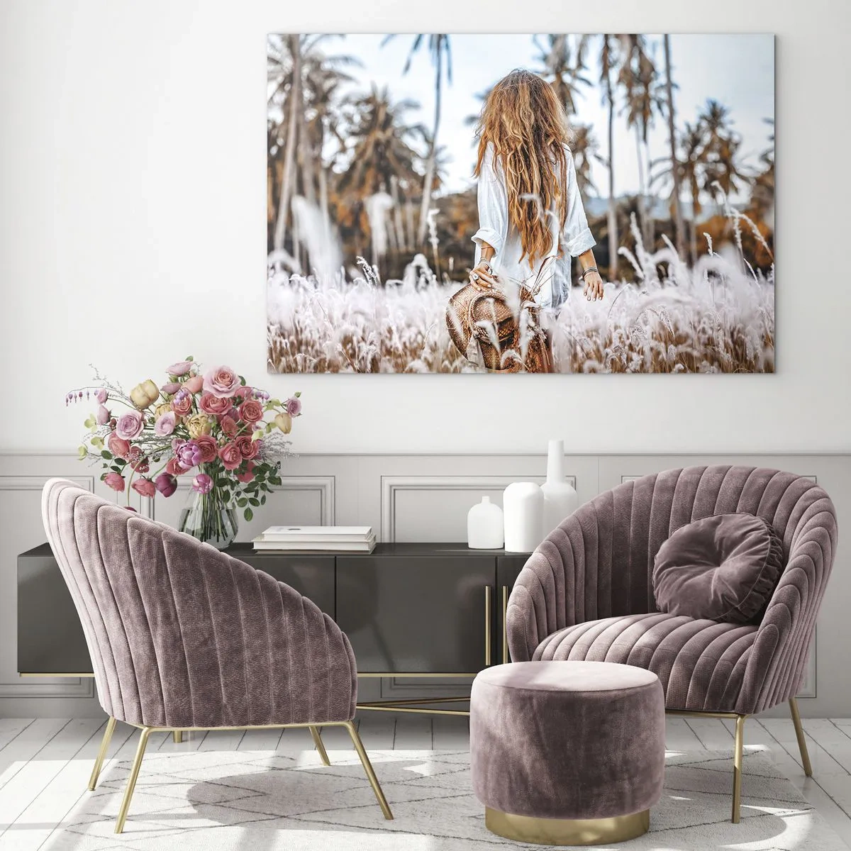 Glasbild - Bild auf glas - Eine Frau im Gras mit einem Hut in der Hand vor einem Hintergrund aus Palmen - 100x70cm - Geboren aus Grasflaum - Moderne Wanddekoration für Wohnzimmer und Schlafzimmer ARTTOR