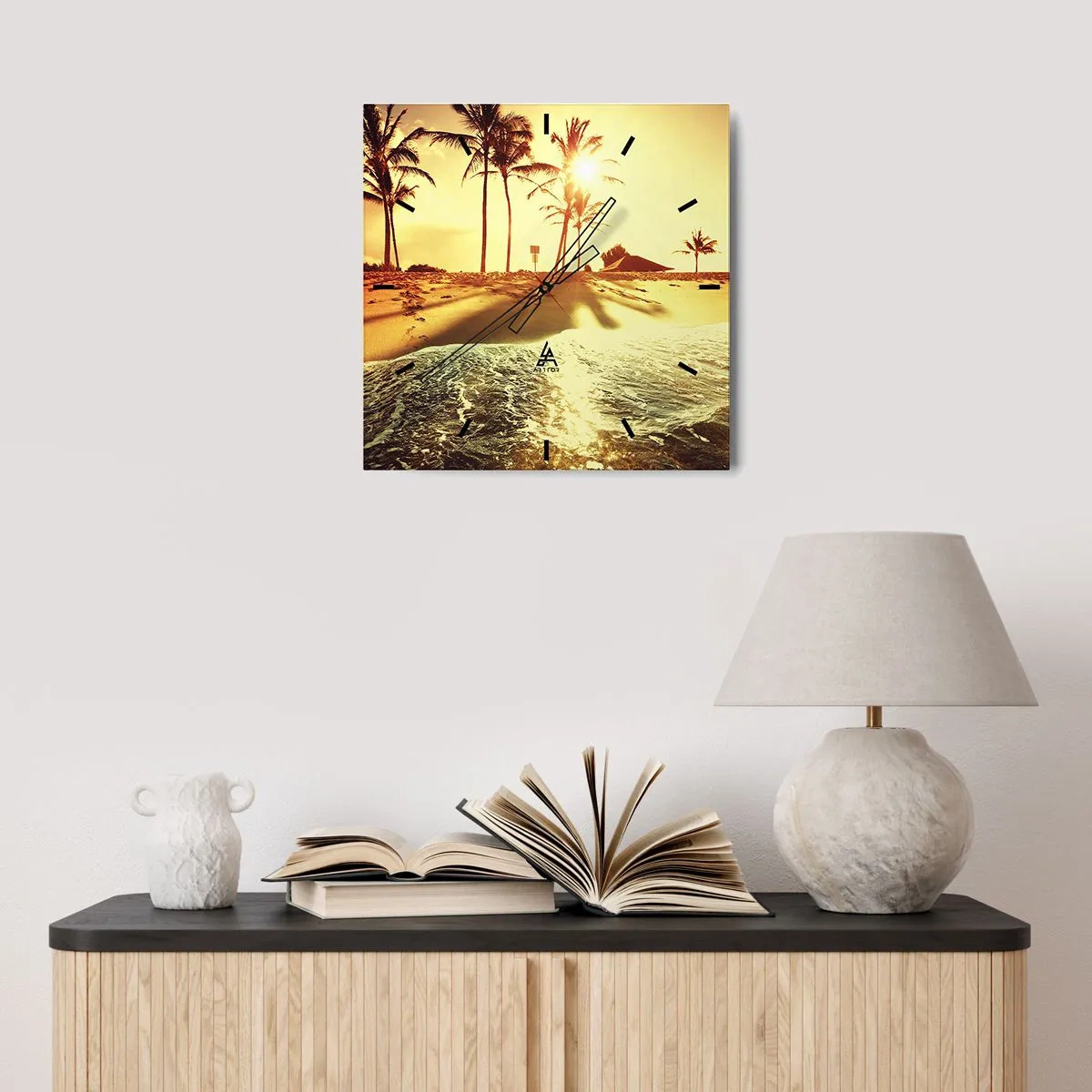 Wanduhr - Glasuhr - Ein Strand mit Palmen, beleuchtet von einem warmen Sonnenuntergang - 30x30cm - Kalifornien am Nachmittag - Moderne Wanddekoration für Wohnzimmer und Schlafzimmer ARTTOR