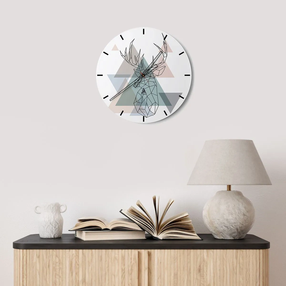 Wanduhr - Glasuhr - Geometrisches Bild eines Hirsches vor einem Hintergrund aus Dreiecken - 30x30cm - In einem geometrischen Wald - Moderne Wanddekoration für Wohnzimmer, Küche und Schlafzimmer ARTTOR