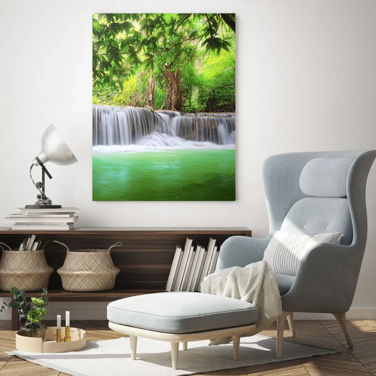 Glasbild - Bild auf glas - Ein grüner Wasserfall, umgeben von dichter tropischer Vegetation - 80x120cm - Eine Kaskade in Grün - Moderne Wanddekoration für Wohnzimmer und Schlafzimmer ARTTOR
