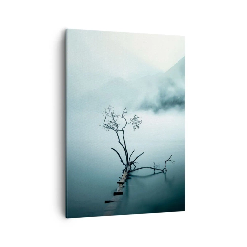 Bild auf Leinwand - Leinwandbild - Ein einsamer Baum im Wasser, umgeben von Nebel und Bergen - 50x70cm - Aus Wasser und Nebel - Moderne Wanddekoration für Wohnzimmer und Schlafzimmer ARTTOR