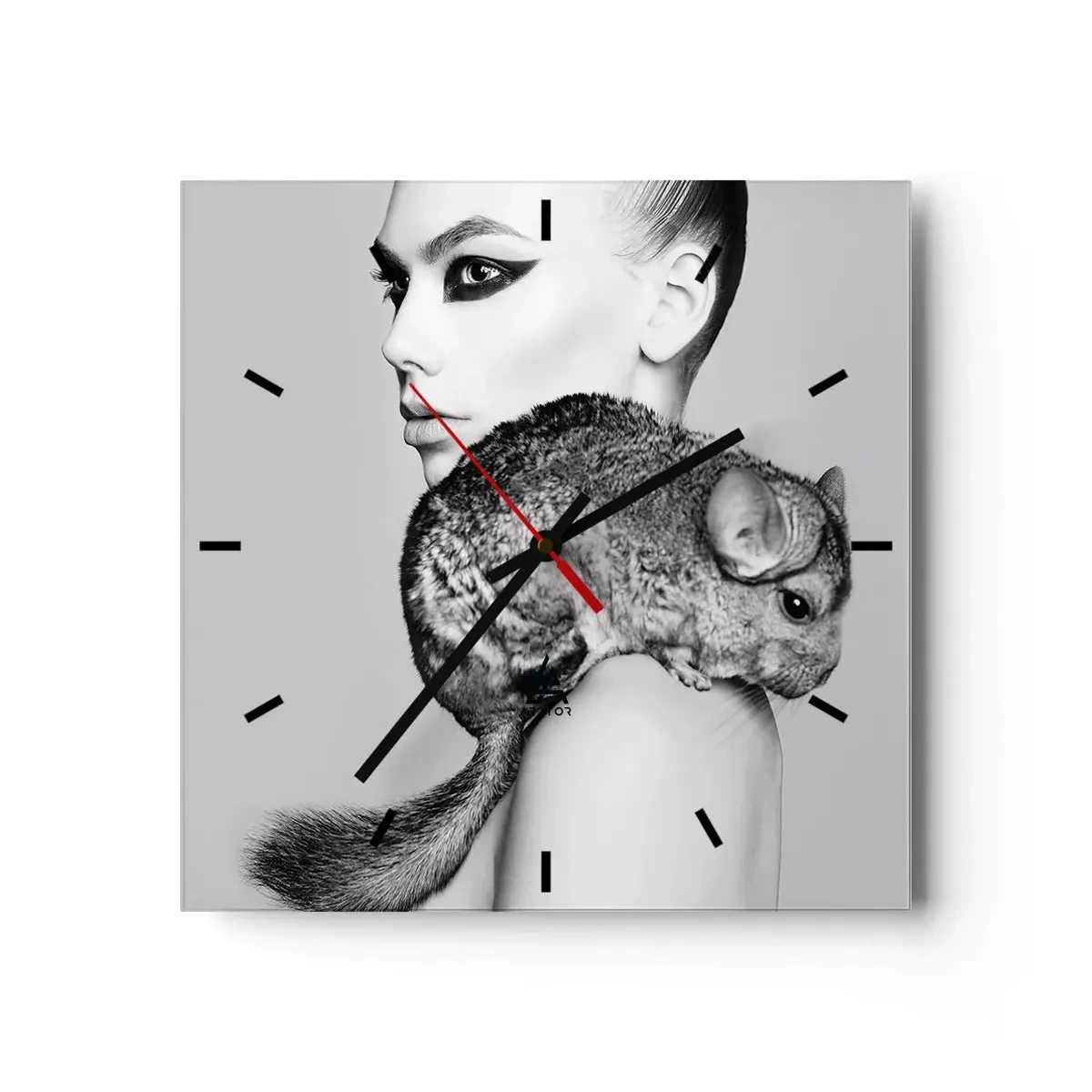 Wanduhr - Glasuhr - Stilisierte Frau mit einem Chinchilla in einer eleganten Schwarz-Weiß-Komposition - 30x30cm - Dame mit einem Chinchilla - Moderne Wanddekoration für Wohnzimmer und Schlafzimmer ARTTOR