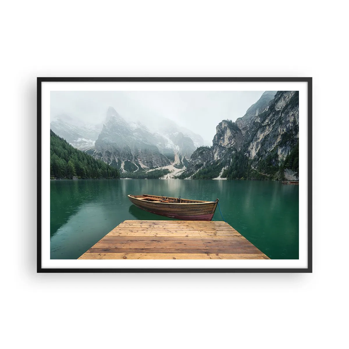 Poster in einem schwarzem Rahmen - Ein Holzboot an einem Pier auf einem von Bergen umgebenen See - 100x70cm - Und die stolzen Felsen der Stirn - Moderne Wanddekoration für Wohnzimmer und Schlafzimmer ARTTOR