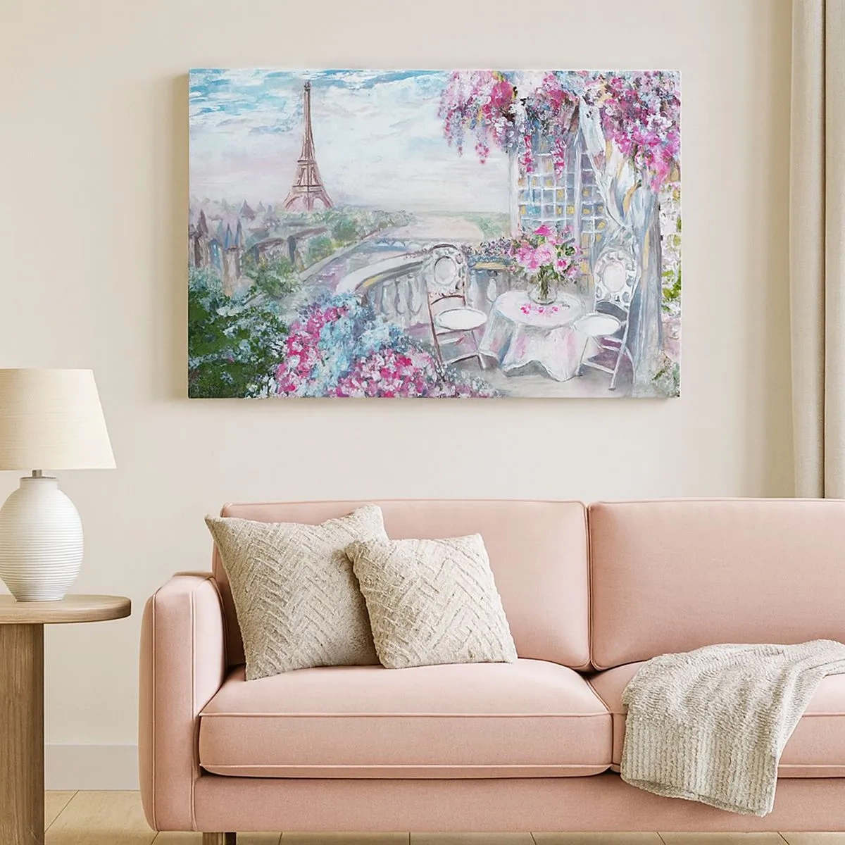 Bild auf Leinwand - Leinwandbild - Ein romantischer Blick auf Paris mit dem Eiffelturm und einem Balkon voller Blumen - 70x50cm - Am schönsten ist es hier im Mai - Moderne Wanddekoration für Wohnzimmer und Schlafzimmer ARTTOR