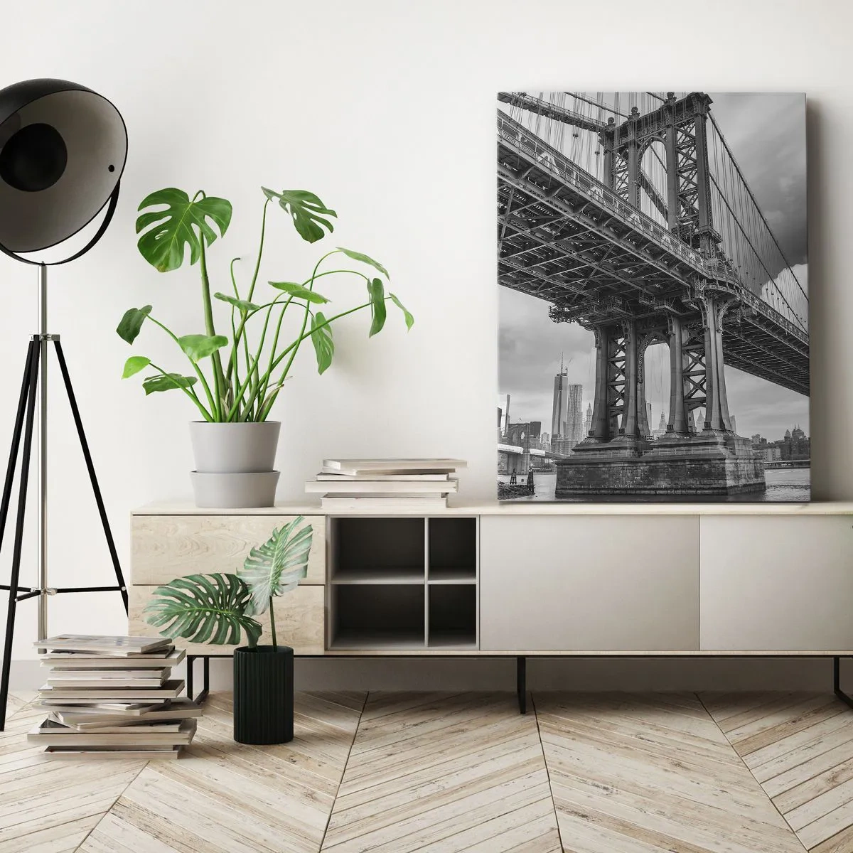 Bild auf Leinwand - Leinwandbild - Eine Brücke in Schwarz-Weiß mit Blick auf die Stadt - 50x70cm - Ins Herz der Stadt - Moderne Wanddekoration für Wohnzimmer und Schlafzimmer ARTTOR