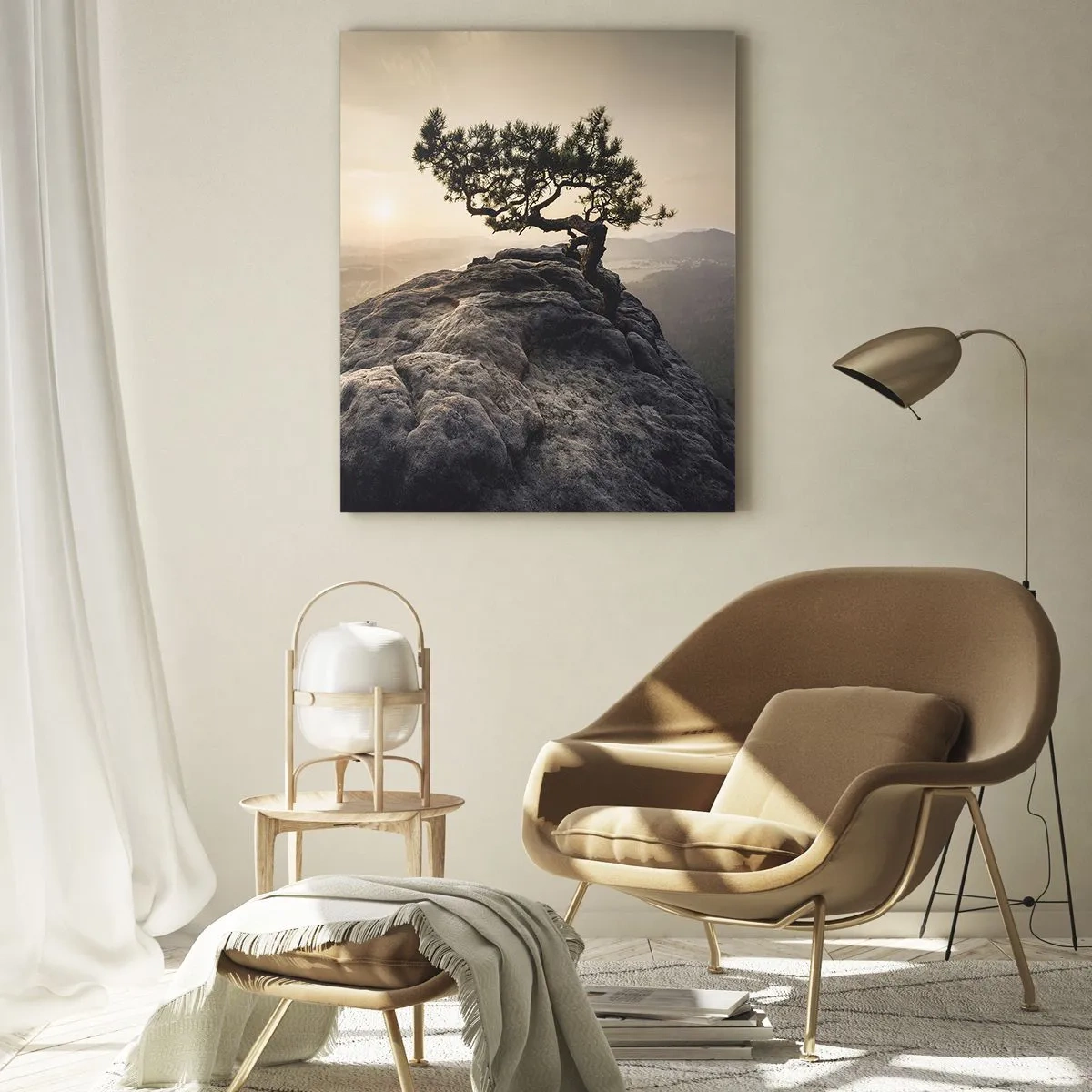 Glasbild - Bild auf glas - Ein einsamer Baum auf einem felsigen Gipfel im Sonnenlicht - 80x120cm - Das Leben gewinnt immer - Moderne Wanddekoration für Wohnzimmer und Schlafzimmer ARTTOR