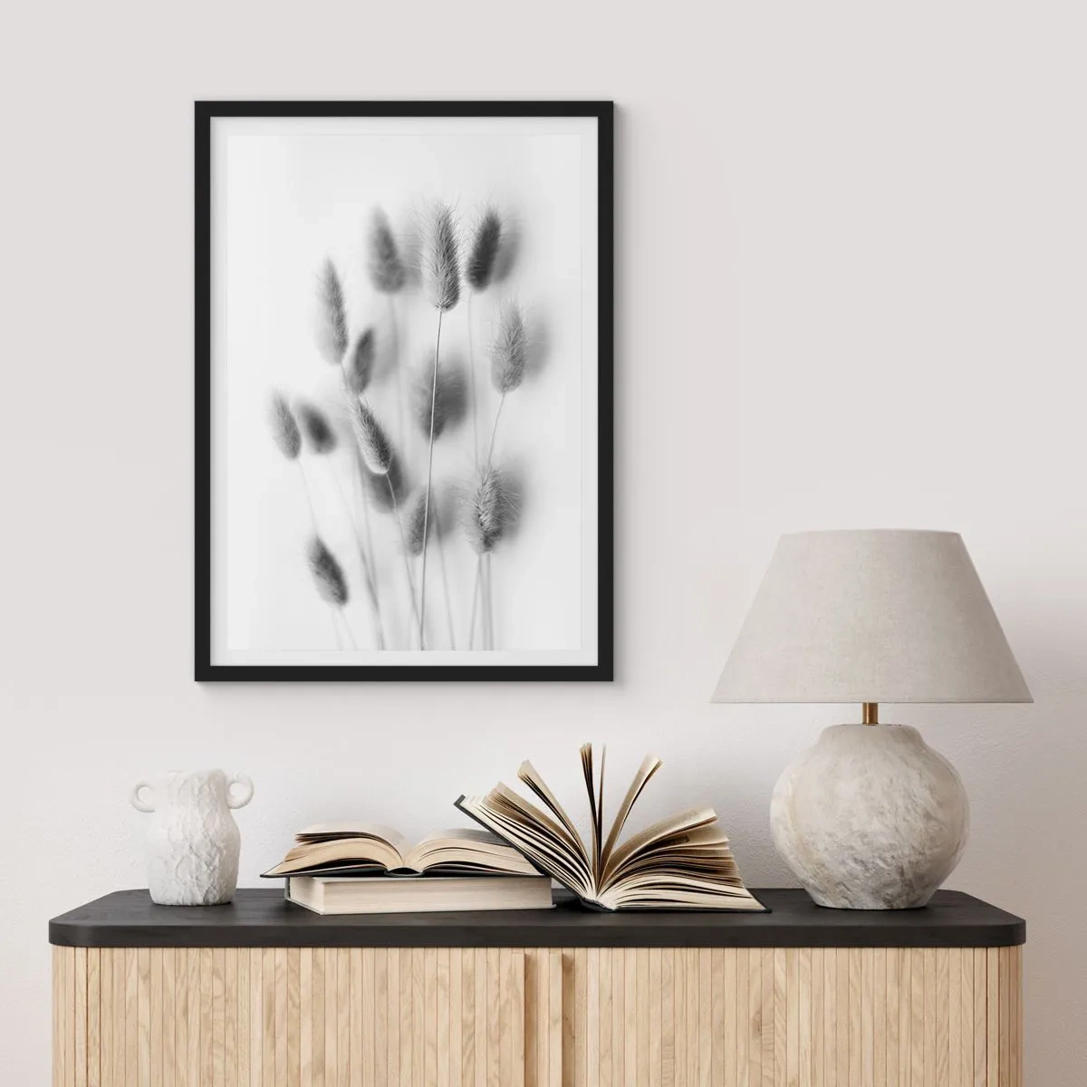 Poster in einem schwarzem Rahmen - Schwarz-weiße flauschige Grashalme - 50x70cm - Eure flauschige Grashoheit - Moderne Wanddekoration für Wohnzimmer und Schlafzimmer ARTTOR