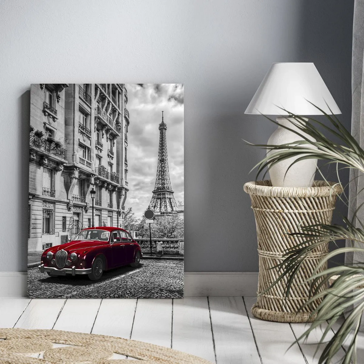 Bild auf Leinwand - Leinwandbild - Ein rotes Auto mit dem Eiffelturm im Hintergrund in einer schwarz-weißen Umgebung - 80x120cm - Raubtier in der Stadt - Moderne Wanddekoration für Wohnzimmer und Schlafzimmer ARTTOR