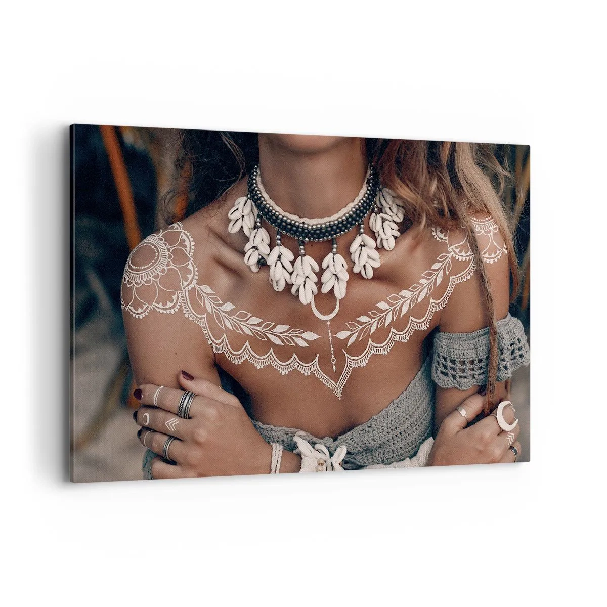 Bild auf Leinwand - Leinwandbild - Boho-Style mit Muschelschmuck und Lochmuster - 120x80cm - Talismane, Rituale der Weiblichkeit - Moderne Wanddekoration für Wohnzimmer und Schlafzimmer ARTTOR