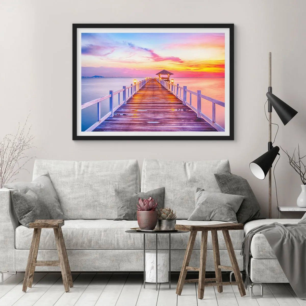 Poster in einem schwarzem Rahmen - Ein Pier über dem Wasser bei Sonnenuntergang in Pastellfarben - 100x70cm - Die lila-goldene Stille des Abends - Moderne Wanddekoration für Wohnzimmer und Schlafzimmer ARTTOR