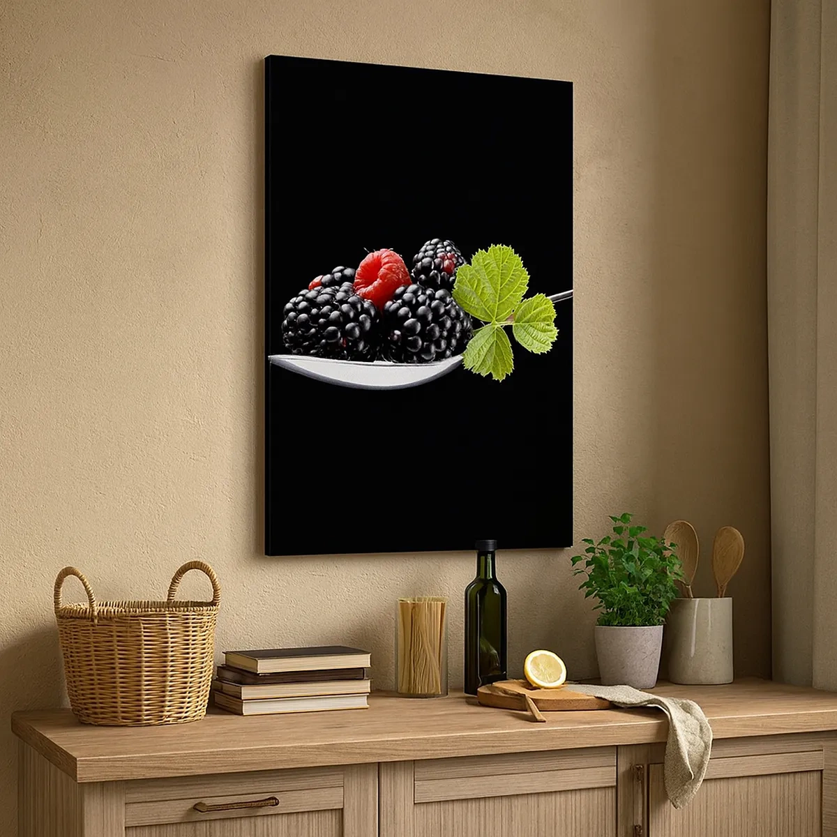 Bild auf Leinwand - Leinwandbild - Brombeeren und Himbeeren auf einem Löffel mit einem Blatt auf schwarzem Hintergrund - 50x70cm - Der Geschmack der Frische - Moderne Wanddekoration für Wohnzimmer und Schlafzimmer ARTTOR