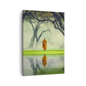 Bild auf Leinwand - Leinwandbild - Ein Mönch in einer orangefarbenen Robe in einem Wald mit nebligem Hintergrund und Spiegelung im Wasser. - 50x70cm - Auf dem Weg zur Erleuchtung - Moderne Wanddekoration für Wohnzimmer und Schlafzimmer ARTTOR