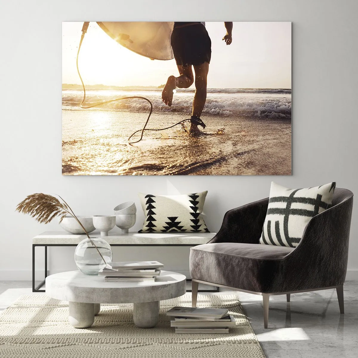 Glasbild - Bild auf glas - Ein Surfer läuft bei Sonnenuntergang mit seinem Brett am Strand entlang. - 70x50cm - Um die Welle zu treffen - Moderne Wanddekoration für Wohnzimmer und Schlafzimmer ARTTOR