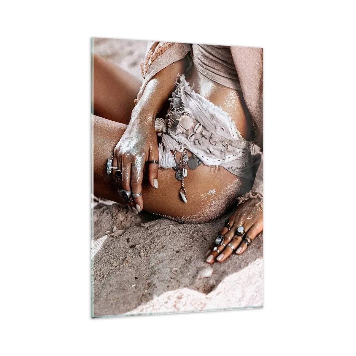 Glasbild - Bild auf glas - Boho-Frau am Strand mit Schmuck - 80x120cm - Von den Wellen geworfen? - Moderne Wanddekoration für Wohnzimmer und Schlafzimmer ARTTOR
