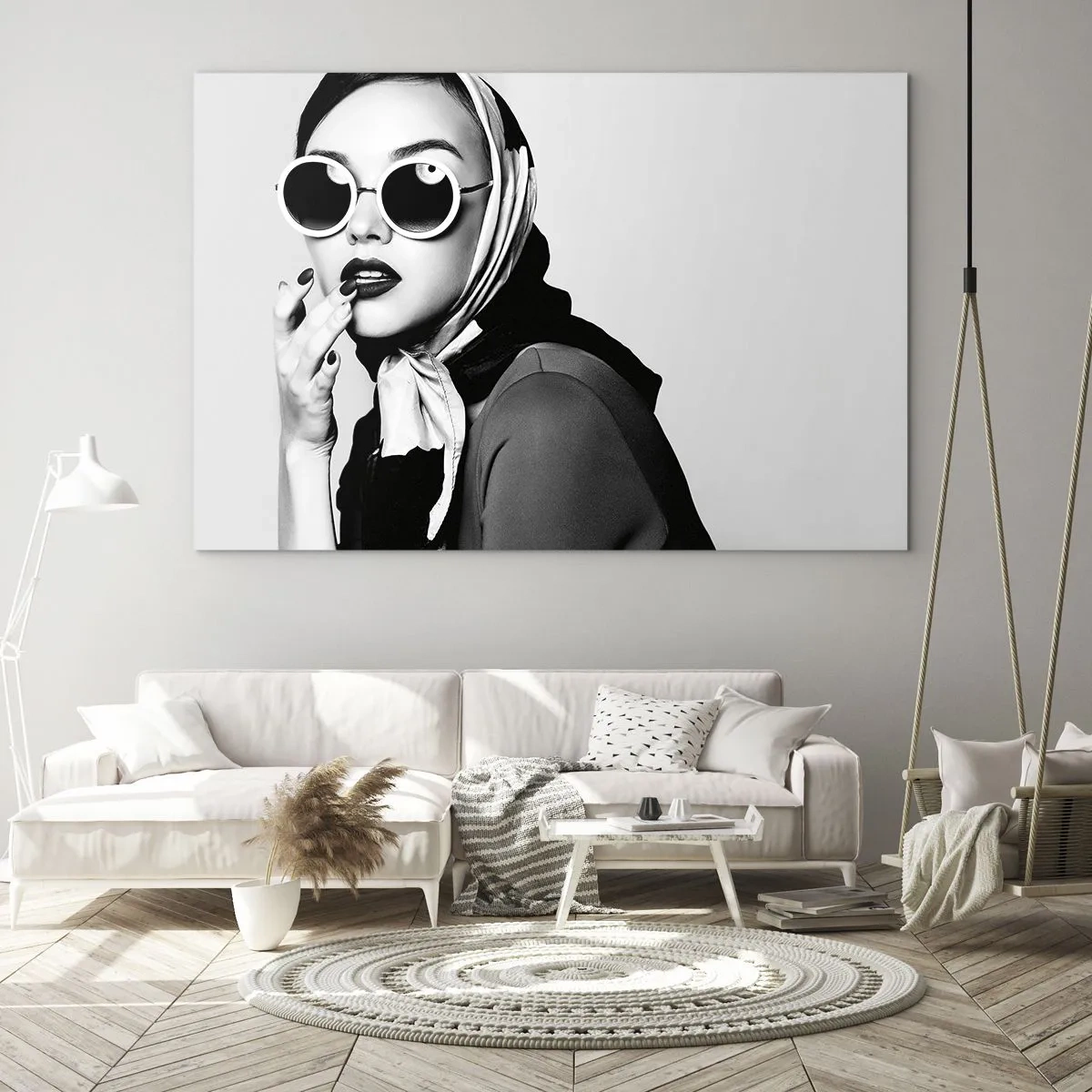 Glasbild - Bild auf glas - Stilvolle Frau mit Brille und schwarz-weißem Schal - 70x50cm - Grüße aus den 1960er Jahren - Moderne Wanddekoration für Wohnzimmer und Schlafzimmer ARTTOR