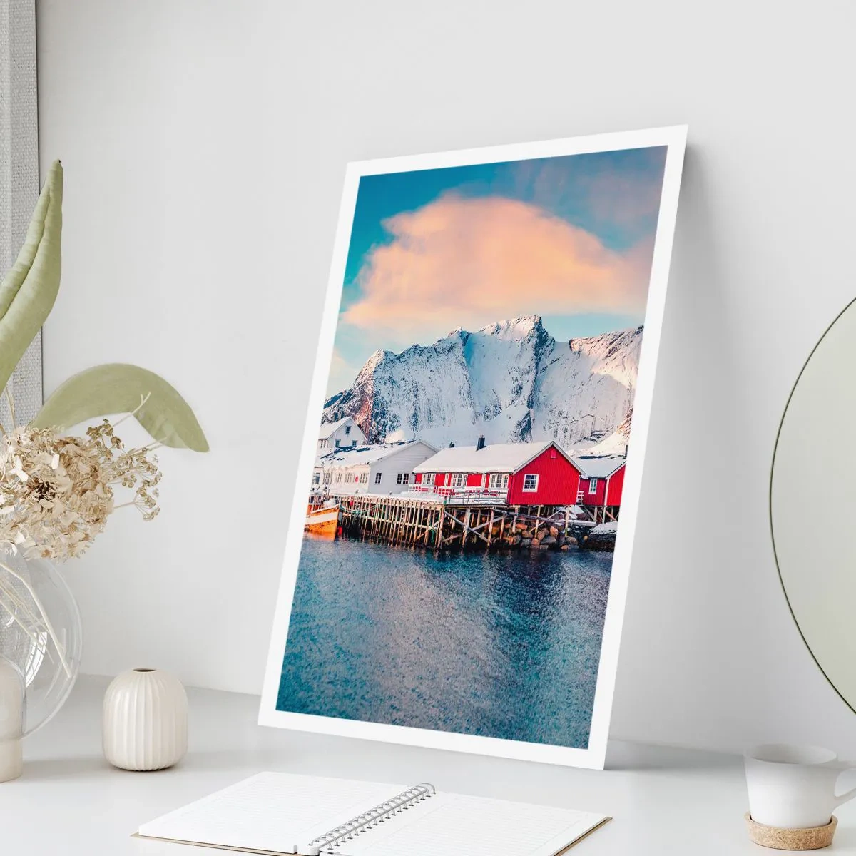 Poster - Skandinavische Häuser vor der Kulisse schneebedeckter Berge und ruhigem Wasser - 50x70cm - Nördlicher Rückzug - Moderne Wanddekoration für Wohnzimmer und Schlafzimmer ARTTOR