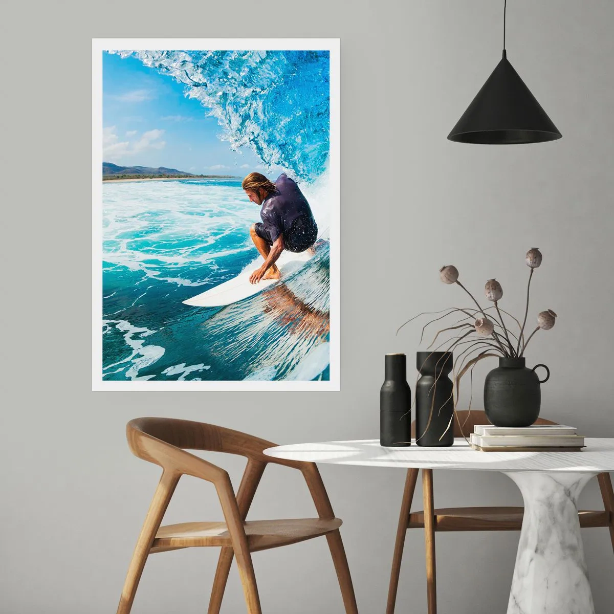 Poster - Ein Surfer in einem Wasserschlauch vor dem Hintergrund eines blauen Ozeans - 50x70cm - Tanzen mit den Wellen - Moderne Wanddekoration für Wohnzimmer und Schlafzimmer ARTTOR
