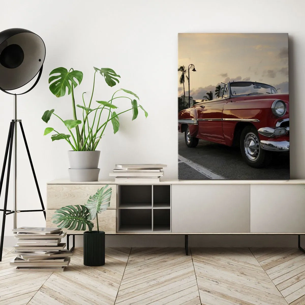 Bild auf Leinwand - Leinwandbild - Ein rotes klassisches Cabrio, das in der Abenddämmerung zwischen Palmen geparkt ist. - 50x70cm - Die rote Hitze der Tropen - Moderne Wanddekoration für Wohnzimmer und Schlafzimmer ARTTOR