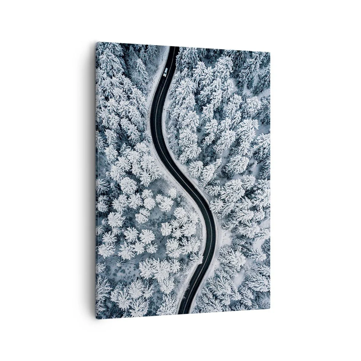 Bild auf Leinwand - Leinwandbild - Eine Vogelperspektive auf eine kurvenreiche Straße in einem Winterwald - 50x70cm - Durch den Winterwald - Moderne Wanddekoration für Wohnzimmer und Schlafzimmer ARTTOR