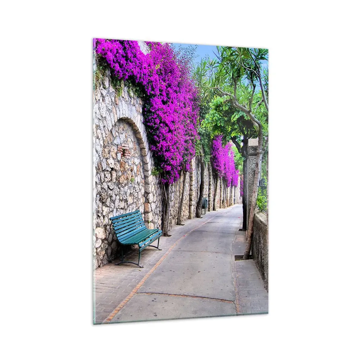 Glasbild - Bild auf glas - Ein Steinweg mit einer Bank und blühenden lila Blumen - 80x120cm - Lass uns so schnell wie möglich treffen - Moderne Wanddekoration für Wohnzimmer und Schlafzimmer ARTTOR