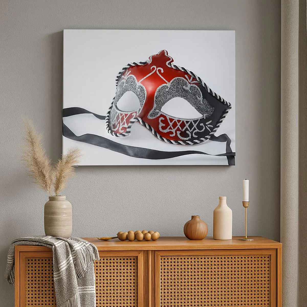 Bild auf Leinwand - Leinwandbild - Rote Karnevalsmaske auf hellem Hintergrund - 70x50cm - Einladung zum Abschlussball - Moderne Wanddekoration für Wohnzimmer und Schlafzimmer ARTTOR