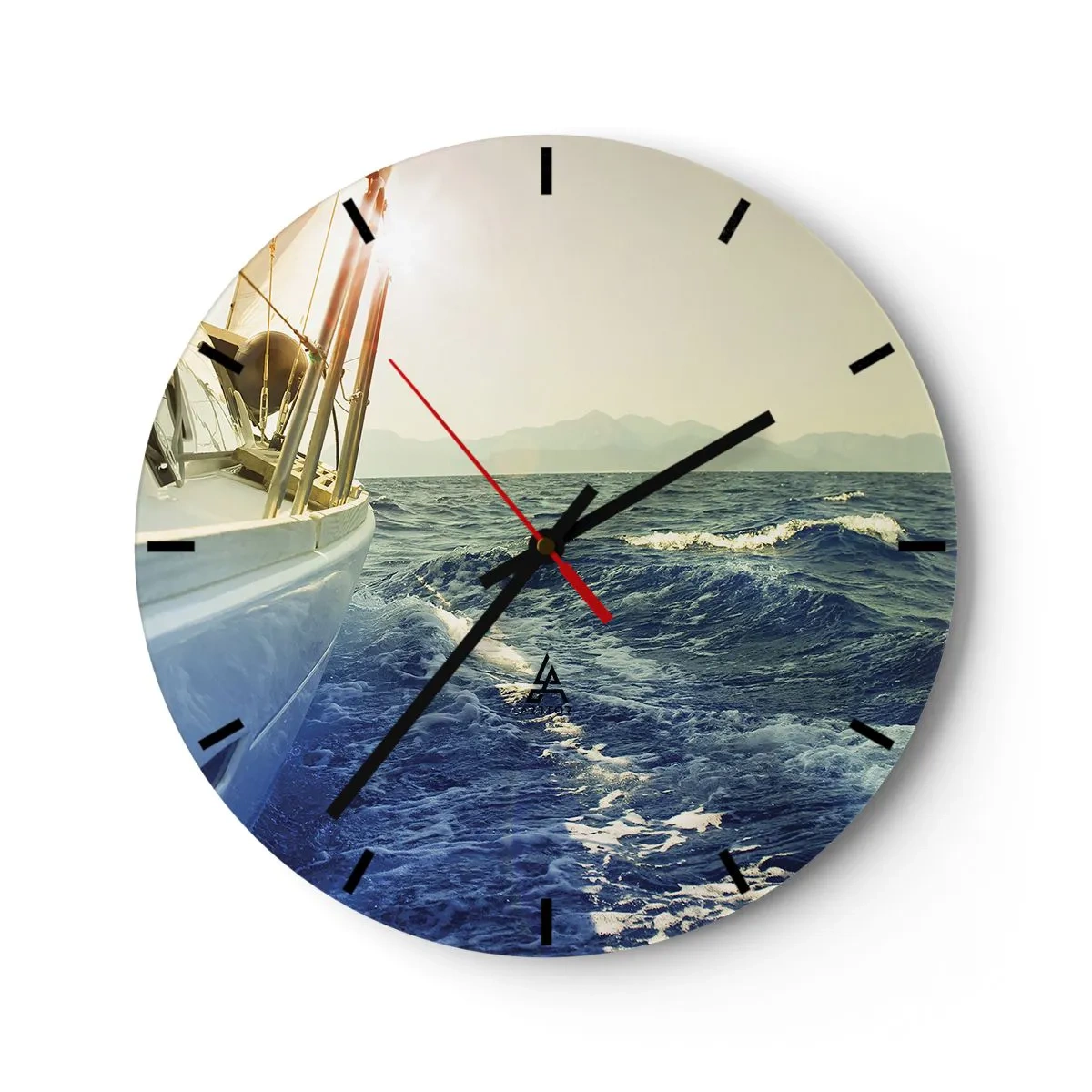 Wanduhr - Glasuhr - Ein Segelboot auf ruhiger See mit Blick auf die Berge - 30x30cm - Auf ins Abenteuer - Moderne Wanddekoration für Wohnzimmer, Küche und Schlafzimmer ARTTOR