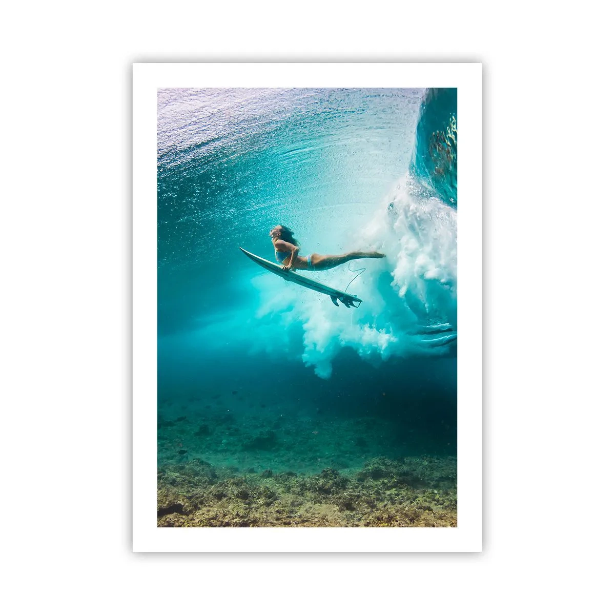 Poster - Ein Surfer unter Wasser in einer dynamischen Szene mit türkisfarbenen Wellen. - 50x70cm - Unterwasserwelt - Moderne Wanddekoration für Wohnzimmer und Schlafzimmer ARTTOR