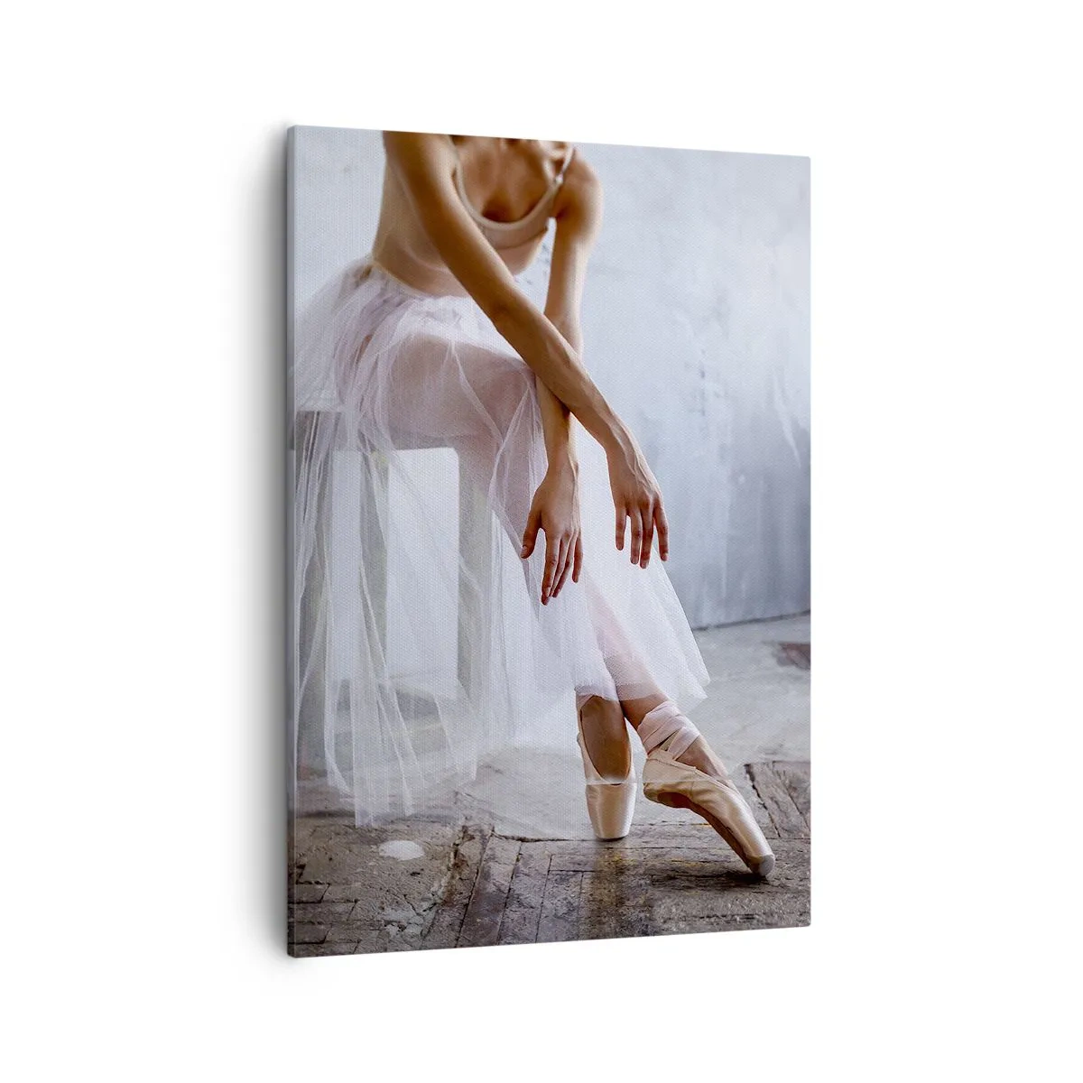 Bild auf Leinwand - Leinwandbild - Eine Ballerina in zarter Pose vor industriellem Hintergrund - 50x70cm - Bevor die Rampe leuchtet - Moderne Wanddekoration für Wohnzimmer und Schlafzimmer ARTTOR