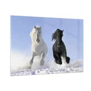 Glasbild - Bild auf glas - Ein schwarz-weißes Pferd, das durch den Schnee in einer Winterlandschaft rennt - 100x70cm - Schwarz-Weiß-Galopp - Moderne Wanddekoration für Wohnzimmer und Schlafzimmer ARTTOR