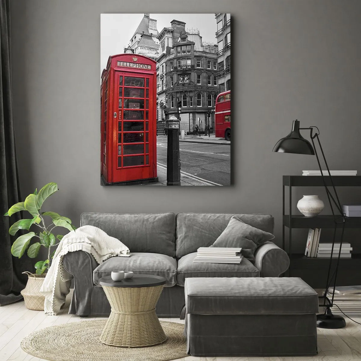 Bild auf Leinwand - Leinwandbild - Eine rote Telefonzelle und ein Doppeldeckerbus in London mit der Stadt im Hintergrund - 50x70cm - Das Rotste in Europa - Moderne Wanddekoration für Wohnzimmer und Schlafzimmer ARTTOR