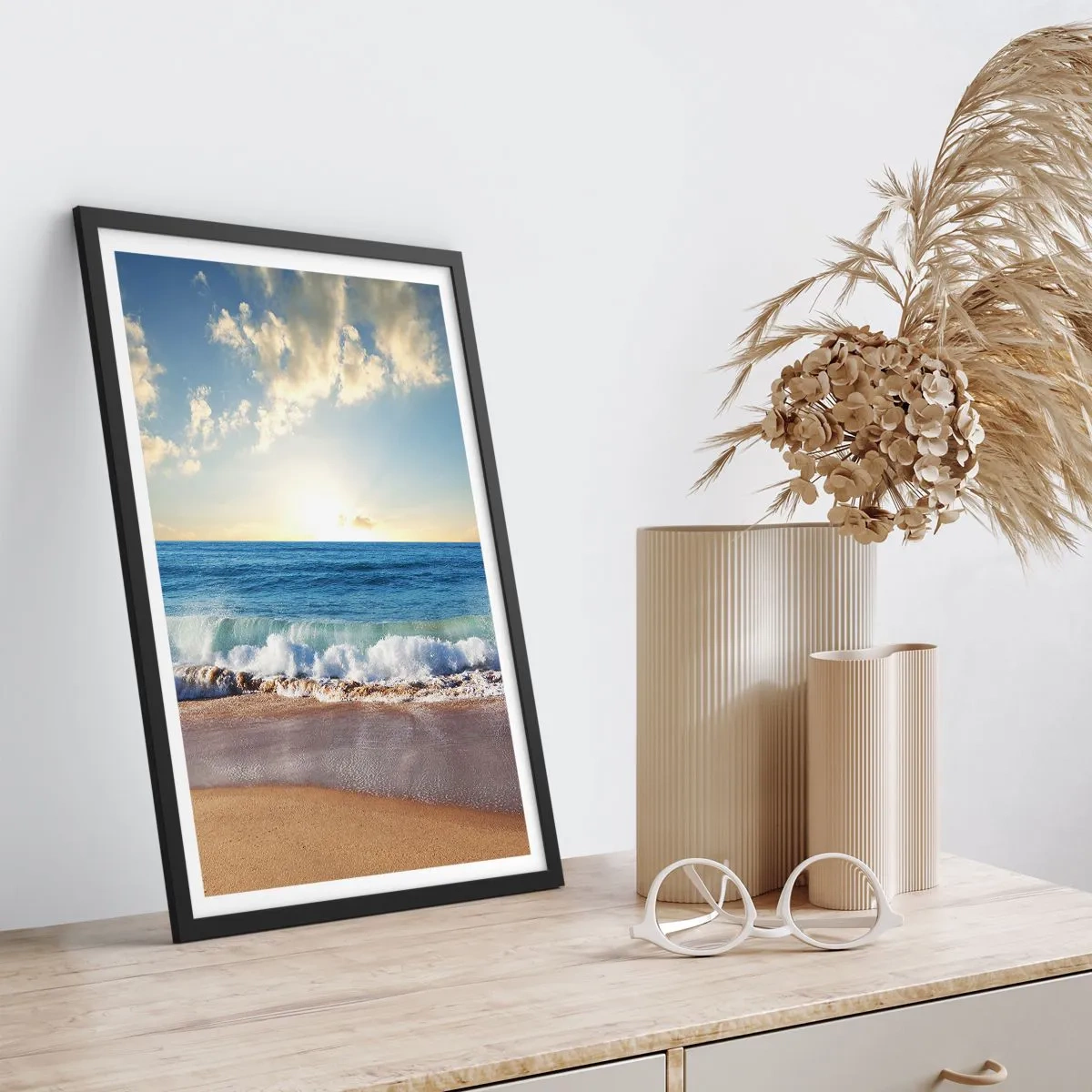 Poster in einem schwarzem Rahmen - Ein Strand mit Wellen und einem sonnigen Horizont - 50x70cm - Bewegung und Stille zugleich - Moderne Wanddekoration für Wohnzimmer und Schlafzimmer ARTTOR