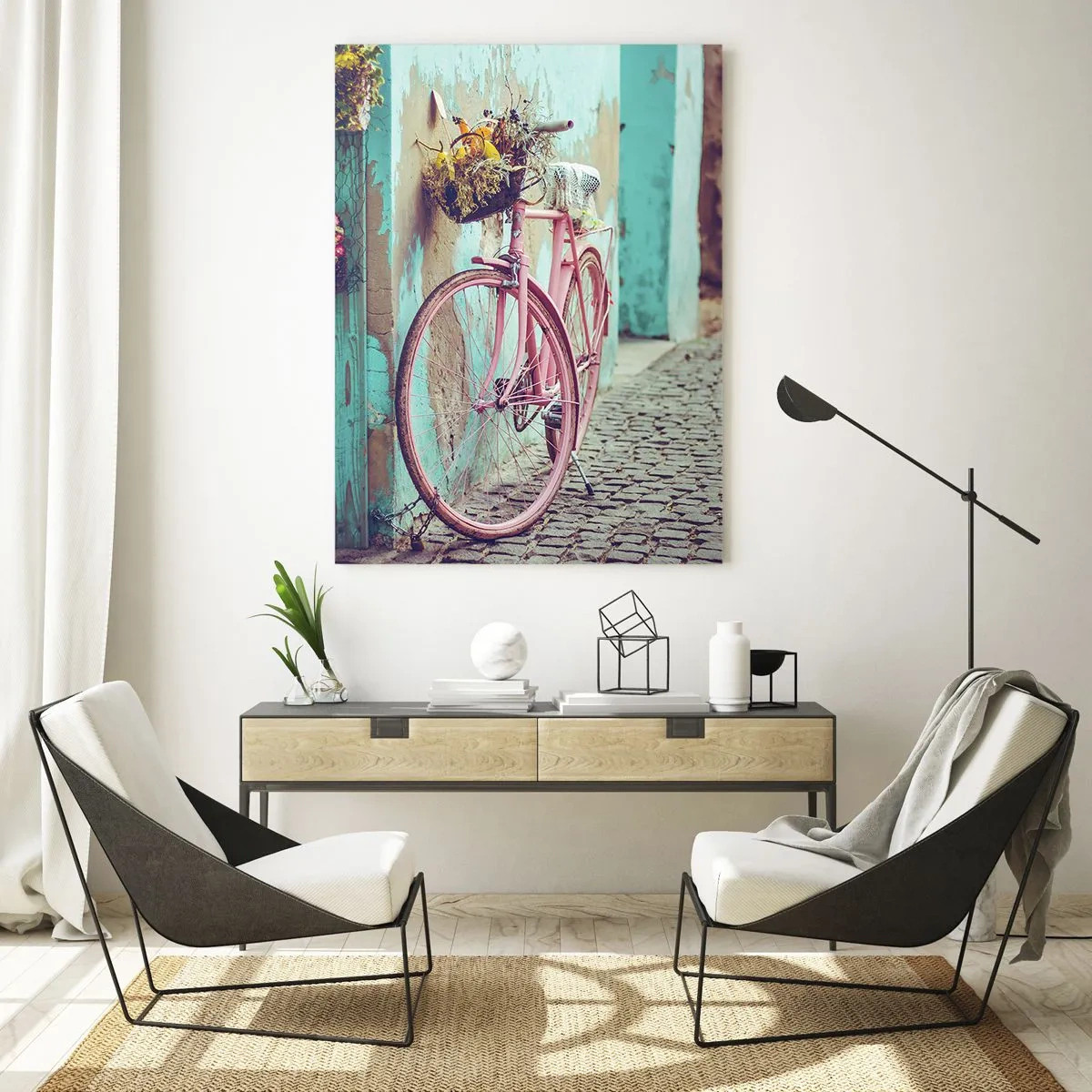 Glasbild - Bild auf glas - Ein rosa Fahrrad lehnt an einer Wand mit Blumen in Körben vor einem pastellfarbenen Hintergrund. - 50x70cm - Ich komme gleich wieder - Moderne Wanddekoration für Wohnzimmer und Schlafzimmer ARTTOR