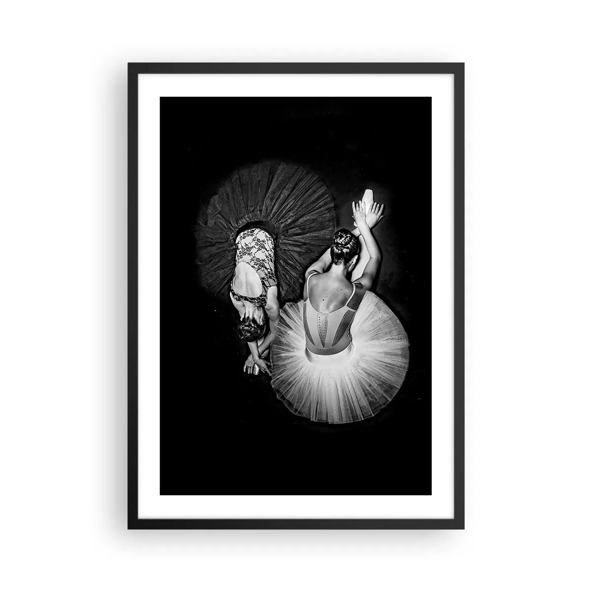 Poster in einem schwarzem Rahmen - Ballerinas in einer Schwarz-Weiß-Aufnahme von oben gesehen - 50x70cm - Jin und Jang – perfekte Balance - Moderne Wanddekoration für Wohnzimmer und Schlafzimmer ARTTOR