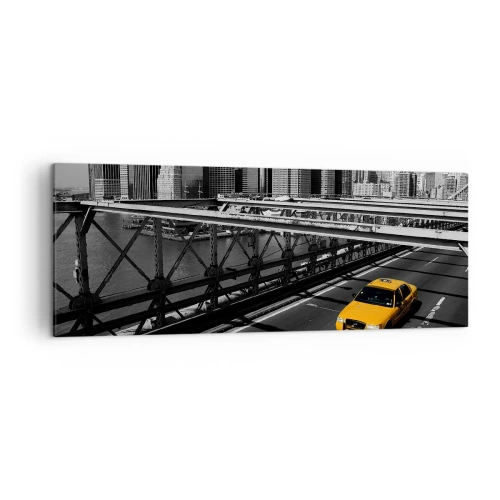 Bild auf Leinwand - Leinwandbild - Gelbes Taxi auf einer Brücke mit Blick auf die Skyline von New York - 140x50cm - Die Farbe einer Großstadt - Moderne Wanddekoration für Wohnzimmer und Schlafzimmer ARTTOR
