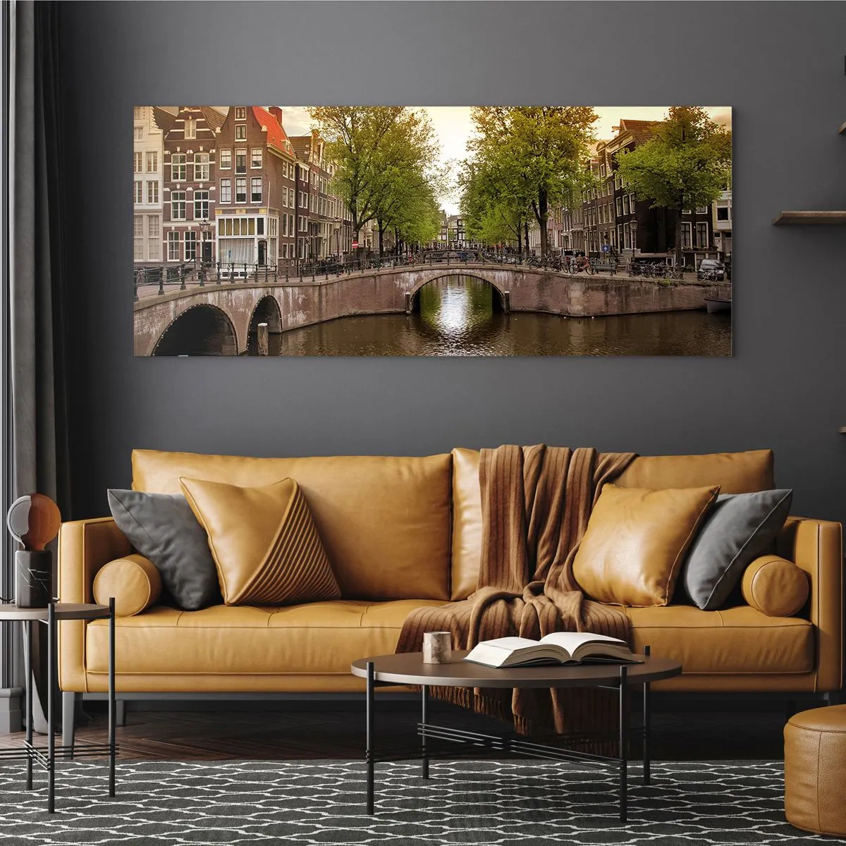 Glasbild - Bild auf glas - Ein Kanal in Amsterdam, umgeben von historischen Mietshäusern - 120x50cm - Mit dem Boot oder mit dem Fahrrad? - Moderne Wanddekoration für Wohnzimmer und Schlafzimmer ARTTOR