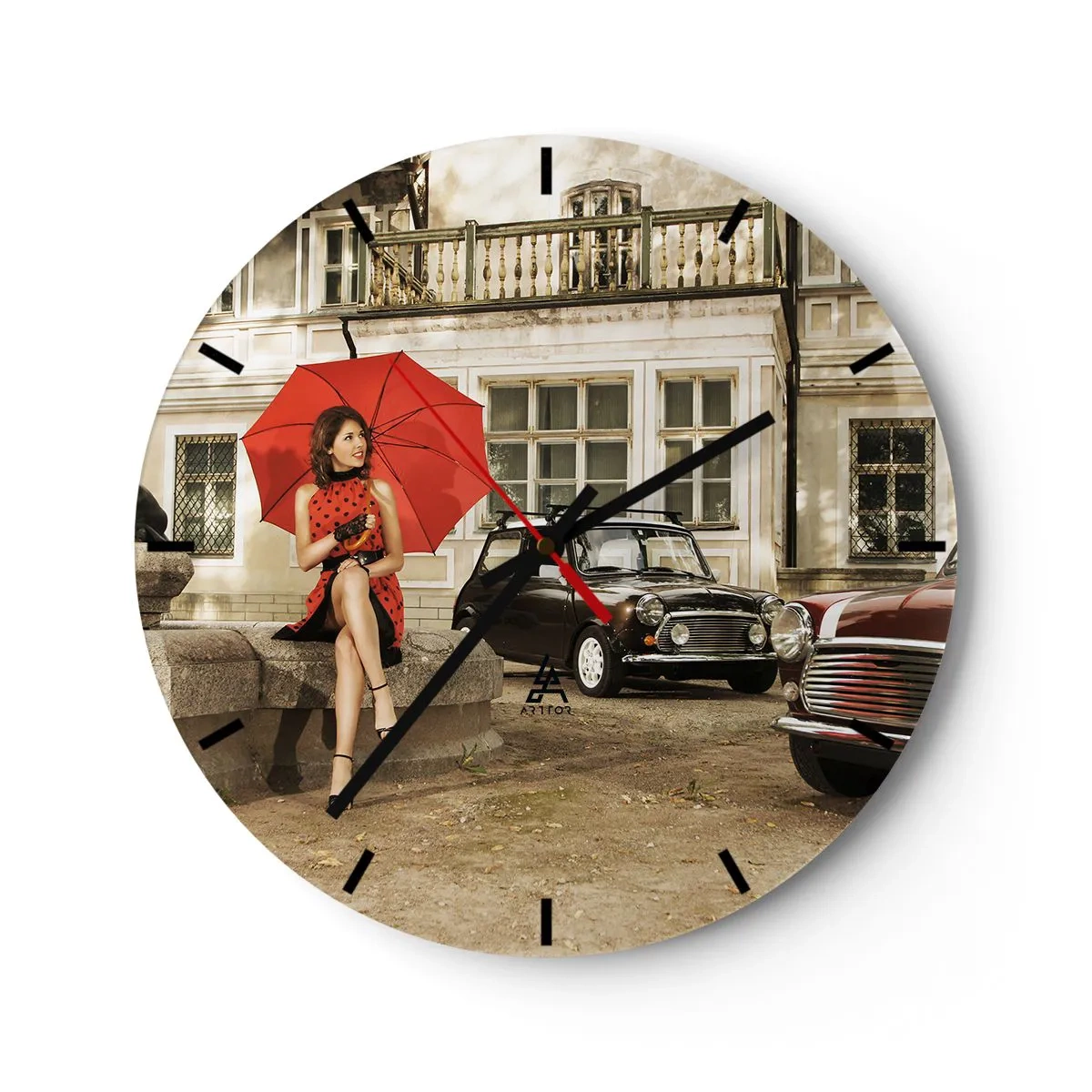 Wanduhr - Glasuhr - Eine Frau mit einem roten Regenschirm vor Retro-Autos. - 30x30cm - Eine sentimentale Minireise - Moderne Wanddekoration für Wohnzimmer, Küche und Schlafzimmer ARTTOR