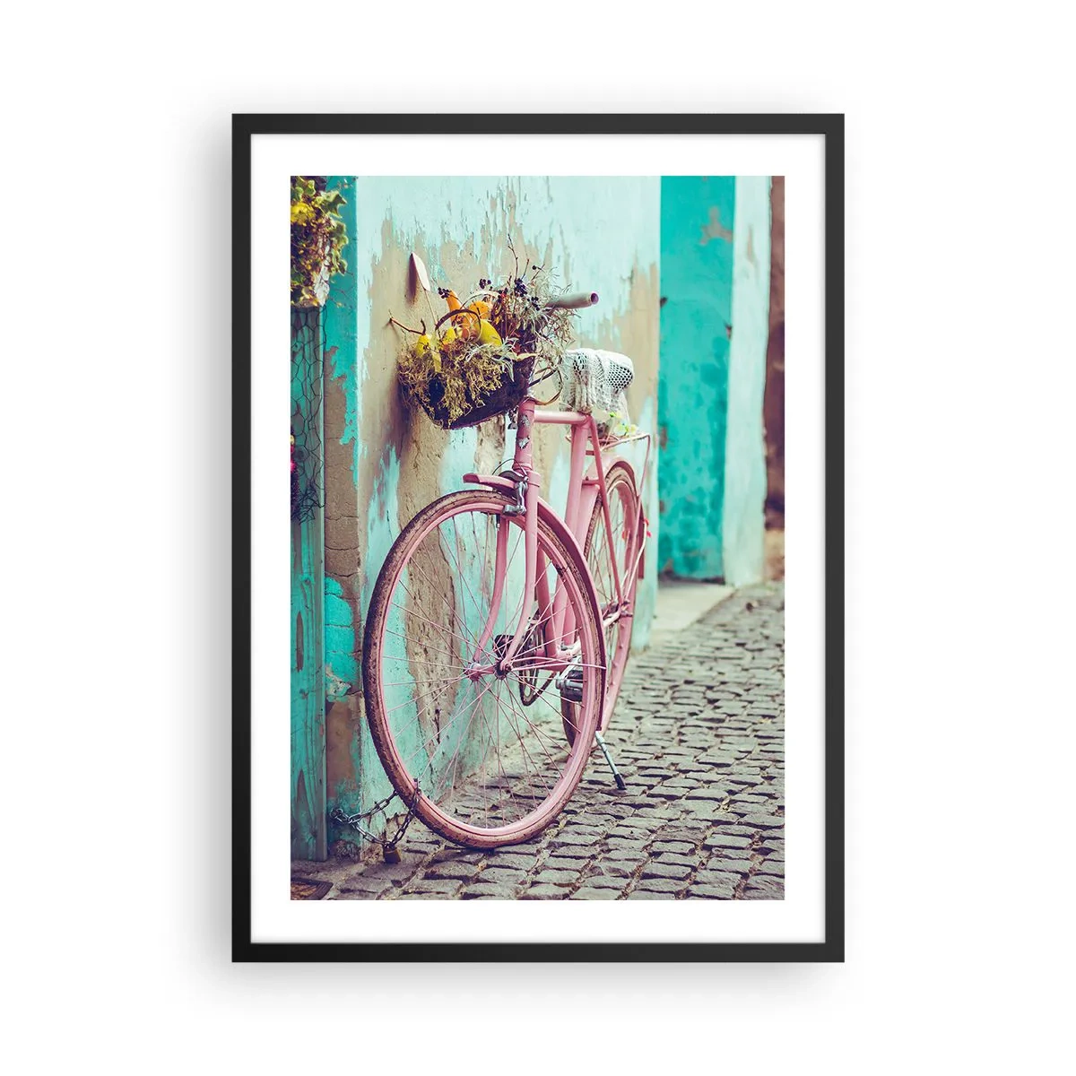 Poster in einem schwarzem Rahmen - Ein rosa Fahrrad mit einem Korb auf einer rustikalen Straße - 50x70cm - Ich komme gleich wieder - Moderne Wanddekoration für Wohnzimmer und Schlafzimmer ARTTOR