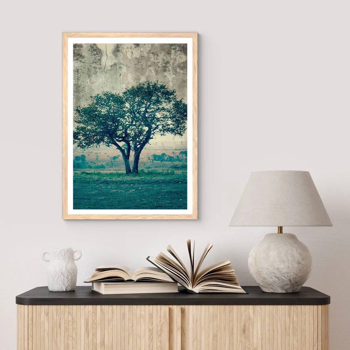 Poster in einem Rahmen aus heller Eiche - Ein Apfelbaum auf blauem Feld? - 50x70 cm