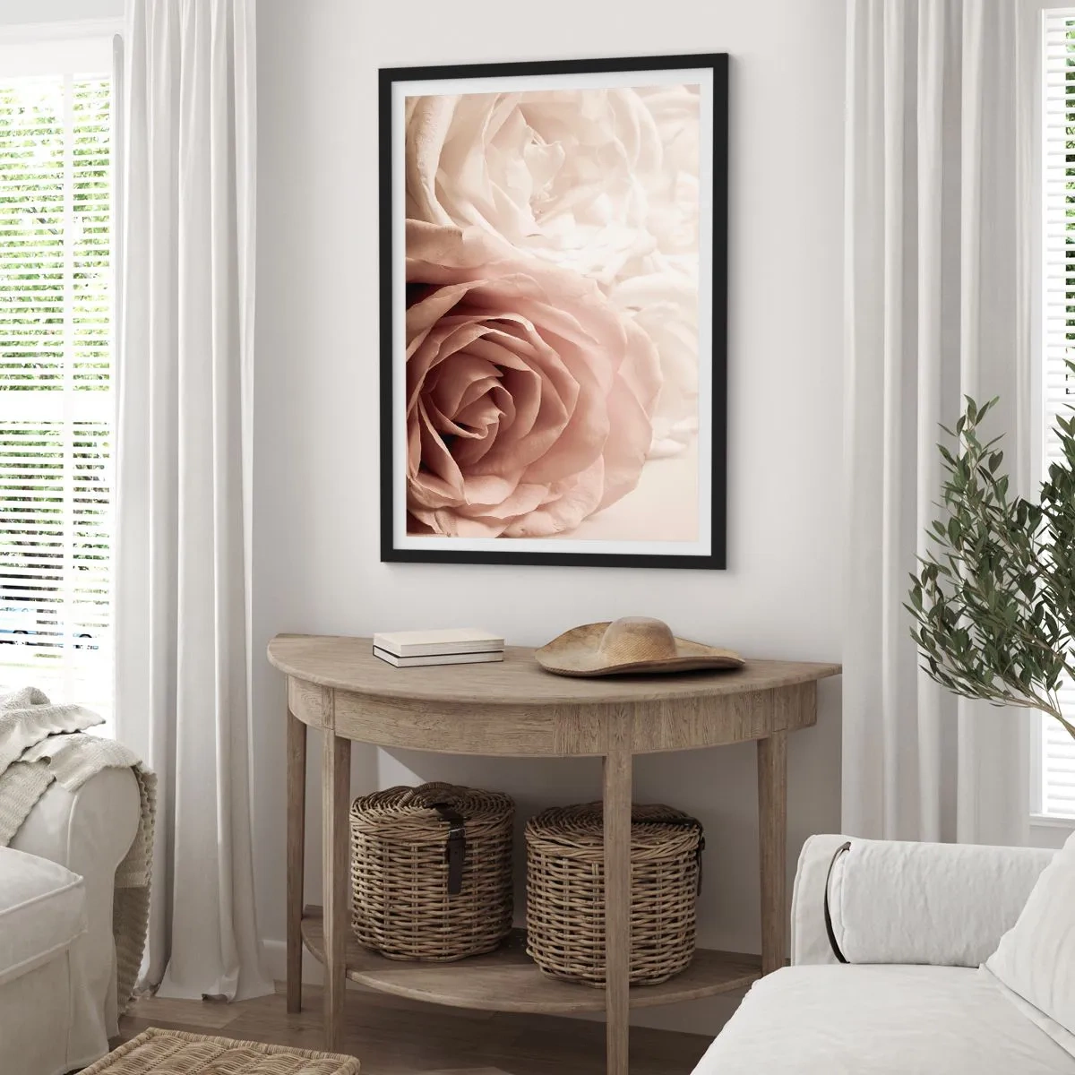 Poster in einem schwarzem Rahmen - Zarte cremefarbene Rosen in Nahaufnahme - 50x70cm - Im Herzen der Rose - Moderne Wanddekoration für Wohnzimmer und Schlafzimmer ARTTOR