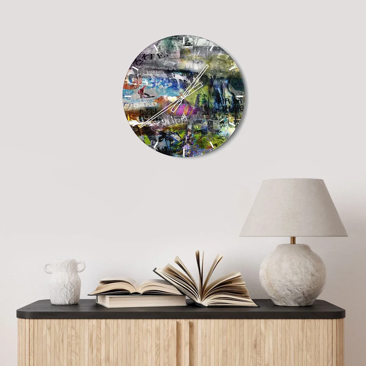 Wanduhr - Glasuhr - Abstrakte Collage in verschiedenen Farben mit Aufschriften - 30x30cm - Collage aus Erinnerungen - Moderne Wanddekoration für Wohnzimmer, Küche und Schlafzimmer ARTTOR