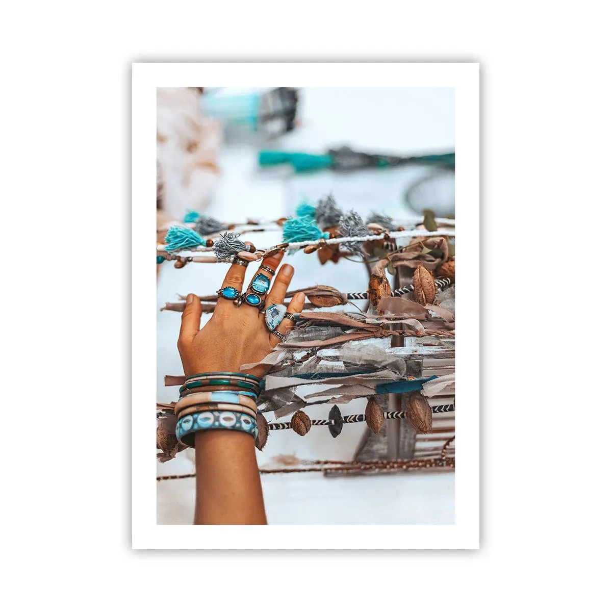 Poster - Eine mit Schmuck geschmückte Hand vor einem Boho-Hintergrund - 50x70cm - Lokale Schätze - Moderne Wanddekoration für Wohnzimmer und Schlafzimmer ARTTOR