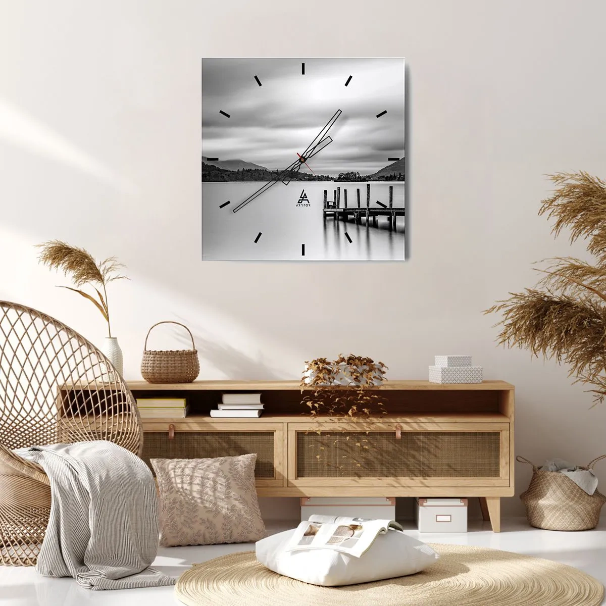 Wanduhr - Glasuhr - Schwarz-weiße Landschaft mit einem Pier über einem See - 30x30cm - Milde und Kraft - Moderne Wanddekoration für Wohnzimmer und Schlafzimmer ARTTOR