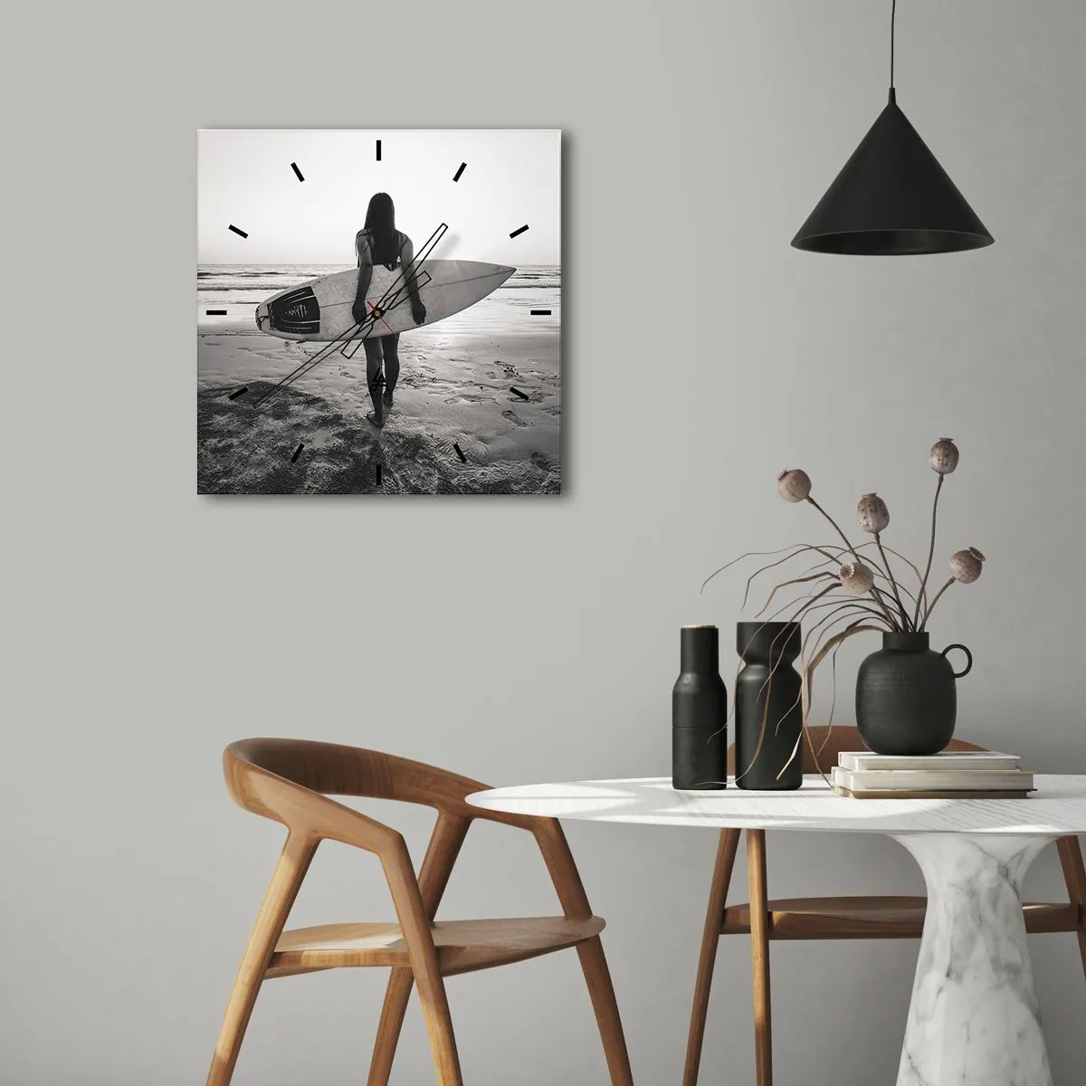 Wanduhr - Glasuhr - Frau mit Surfbrett am Strand in Schwarz und Weiß - 30x30cm - Die Tochter der Meereswelle - Moderne Wanddekoration für Wohnzimmer und Schlafzimmer ARTTOR